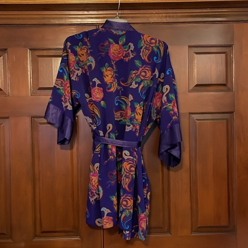 Victoria’s Secret purple satin rose and Paisley print robe one size fits all - Picture 3 of 4